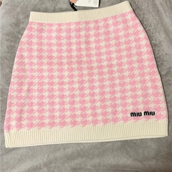 Miu Miu Pink and Cream Houndstooth Knit Mini Skirt with Logo - Picture 1 of 3